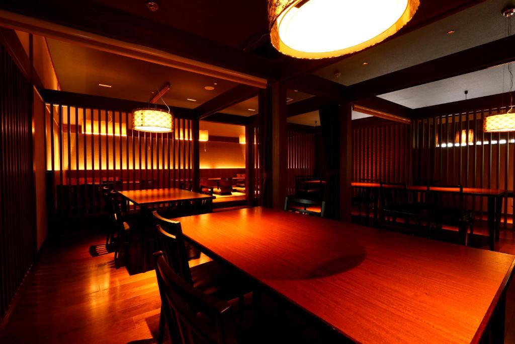 une salle à manger avec deux tables, des chaises et des lumières dans l'établissement Kafutei, à Yamaga 59 autres photos