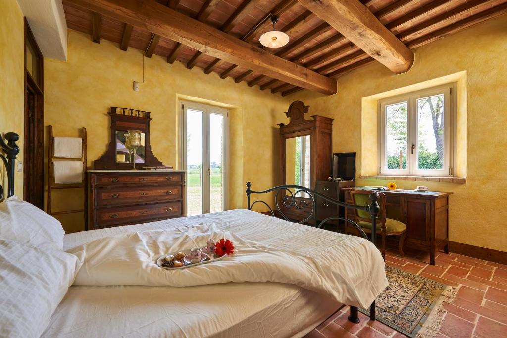 une chambre avec un lit, un bureau et une fenêtre dans l'établissement Casa Ilenia, à Marciano Della Chiana