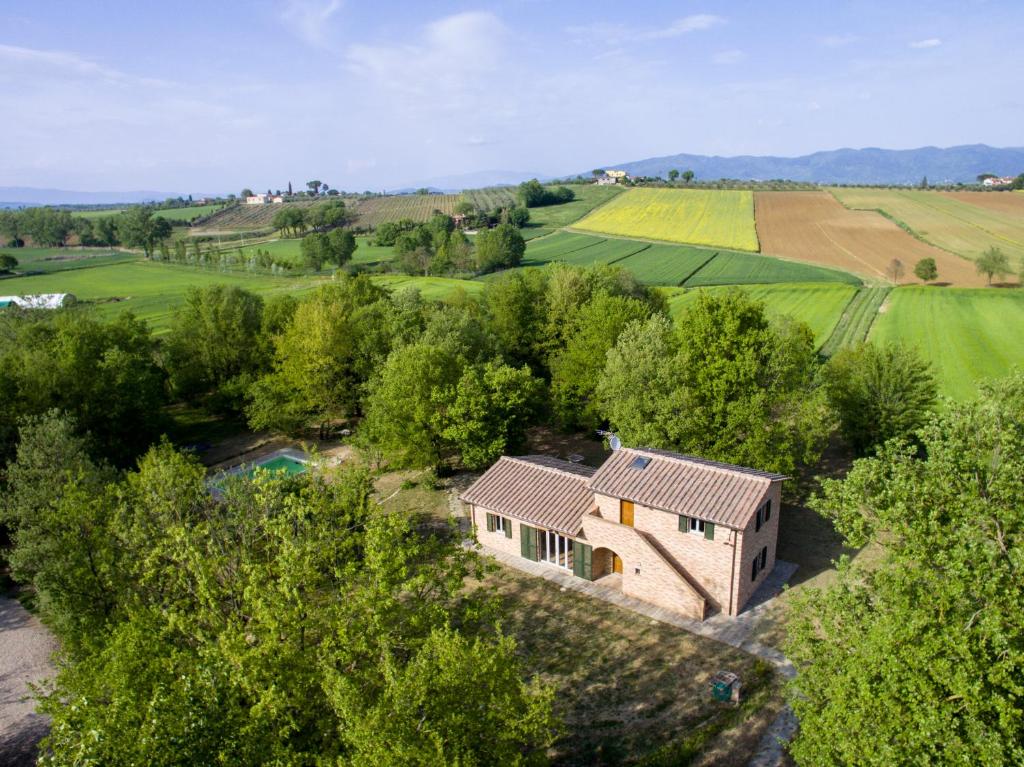 une vue aérienne d'une maison dans un champ dans l'établissement Casa Ilenia, à Marciano Della Chiana