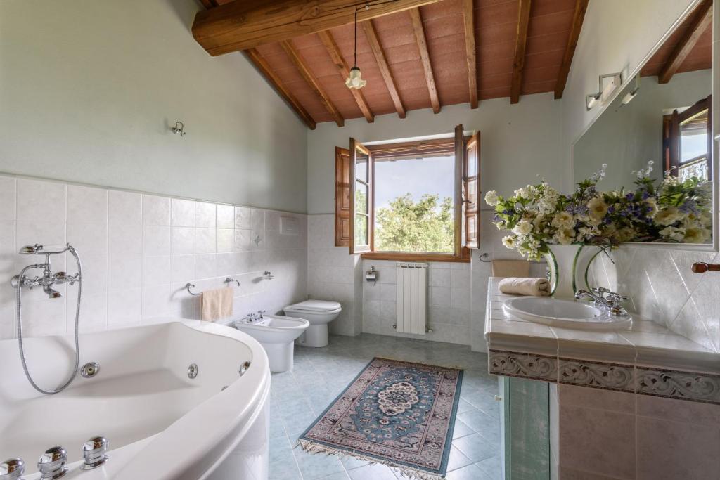 une salle de bain avec une baignoire, un lavabo et des toilettes dans l'établissement La Villa di Primo, à Cavriglia