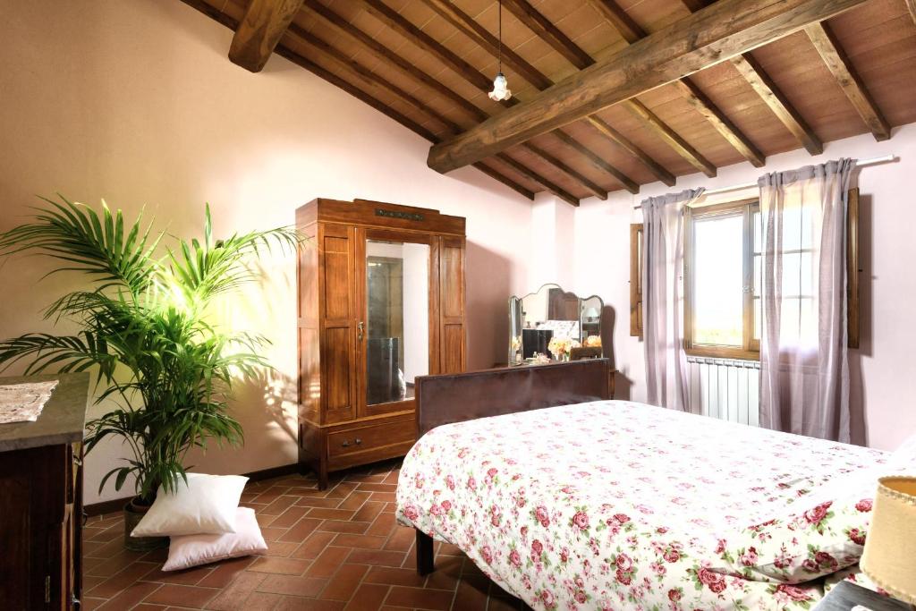 - une chambre avec un lit et une plante dans l'établissement La Villa di Primo, à Cavriglia 34 autres photos