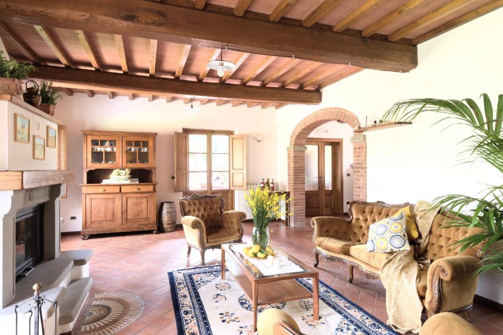 un salon avec des canapés et une cheminée dans l'établissement La Villa di Primo, à Cavriglia