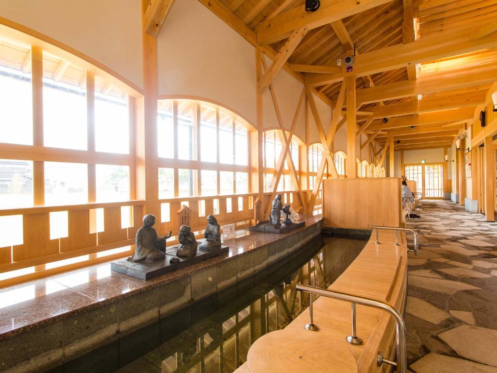 un musée avec statues dans une pièce avec fenêtres dans l'établissement Awara Onsen Minoya Taiheikaku, à Awara 37 autres photos