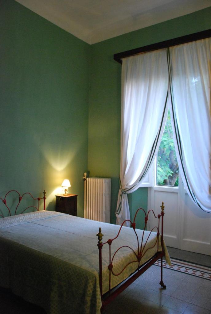 une chambre avec un lit et une grande fenêtre dans l'établissement Villa Carola, à San Giuliano Terme 57 autres photos