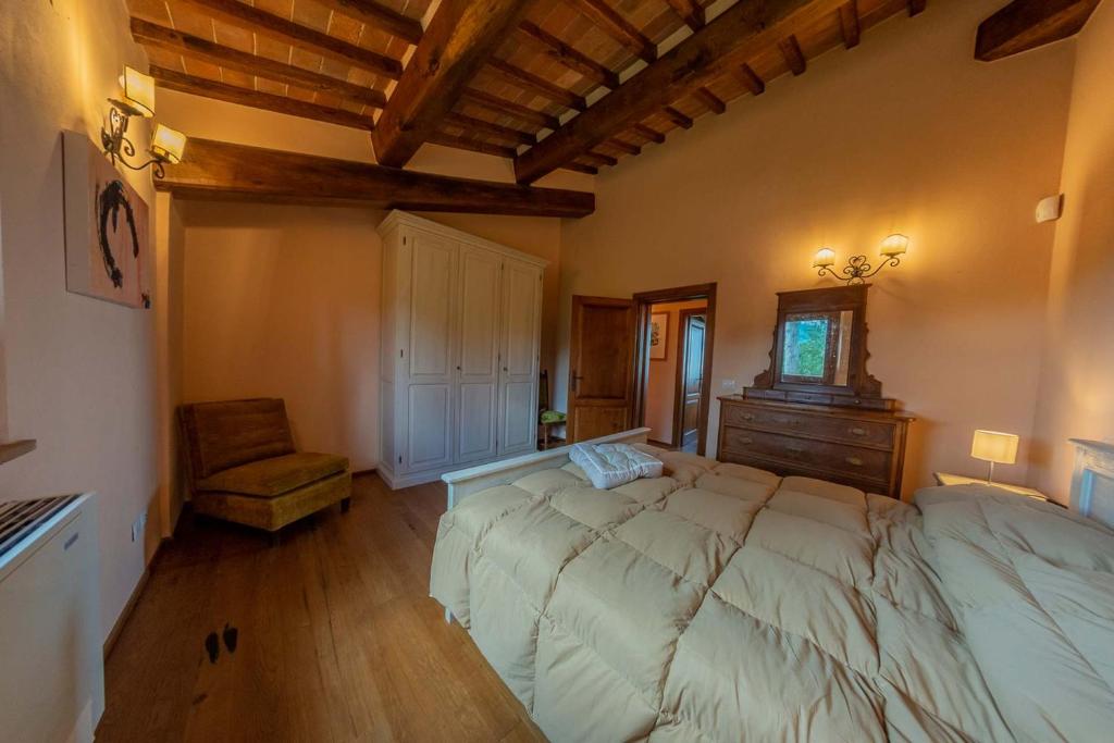 une chambre avec un grand lit et une commode dans l'établissement Villa Talosa, à Montepulciano 40 autres photos
