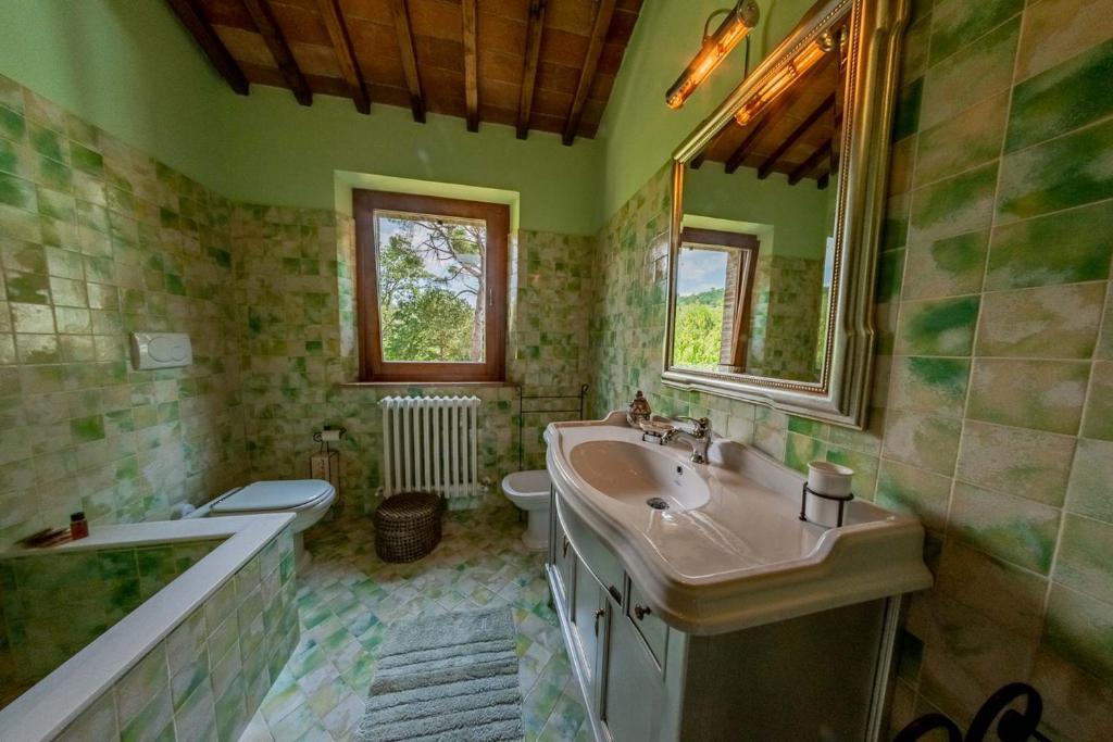 une salle de bain avec un lavabo, une baignoire et des toilettes dans l'établissement Villa Talosa, à Montepulciano