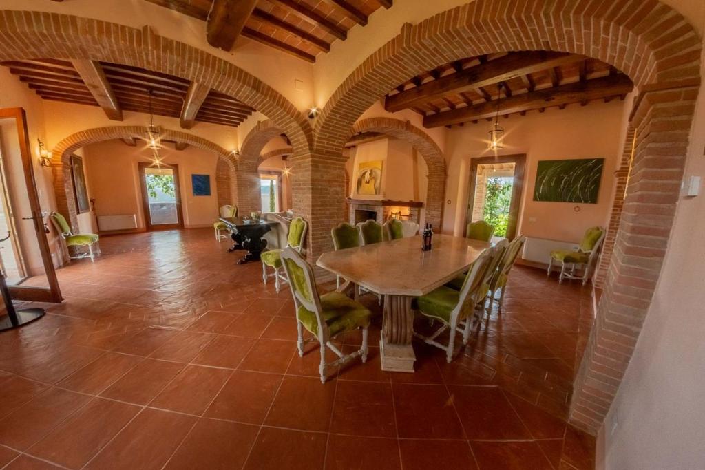 une grande salle à manger avec une table et des chaises dans l'établissement Villa Talosa, à Montepulciano
