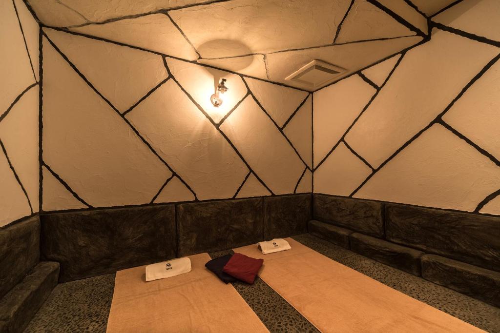 une vue intérieure d'une pièce avec un plafond triangulaire dans l'établissement HOTEL MYTH-J -ホテル マイス ジェイ- adult only, à Sakaide