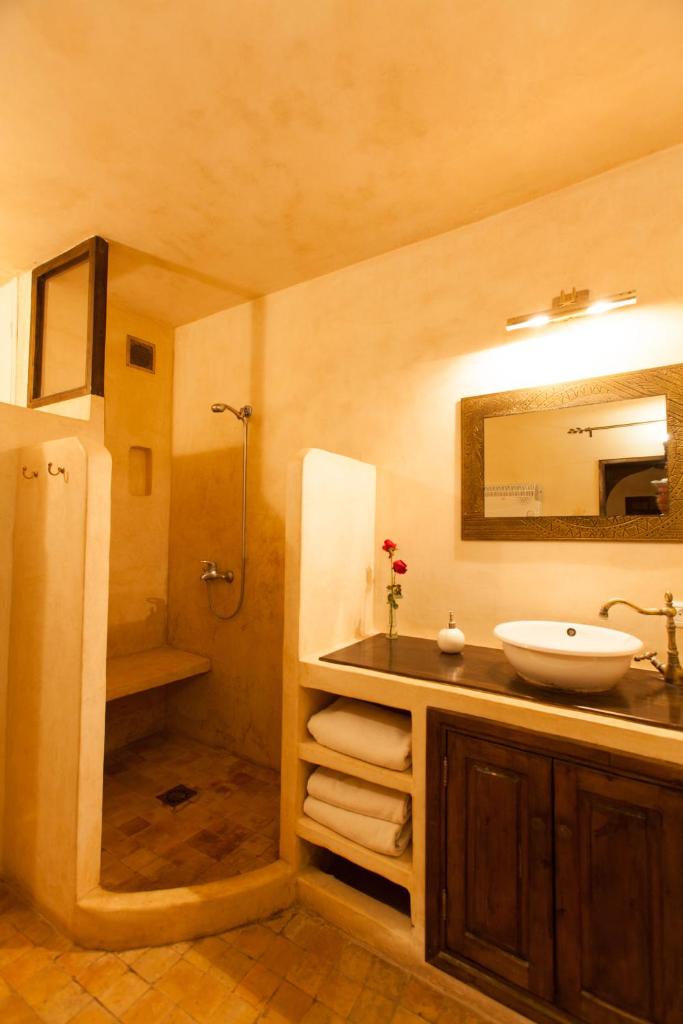 une salle de bain avec un lavabo, un miroir et une douche dans l'établissement Riad Al Zahia, à Essaouira 37 autres photos