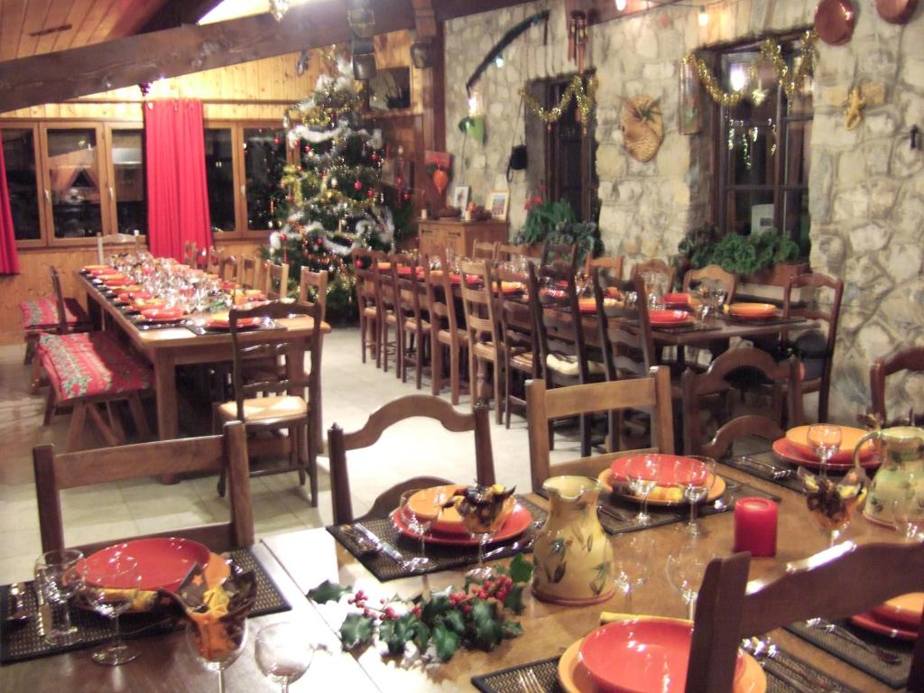 une salle à manger avec des tables et des chaises et un sapin de Noël dans l'établissement Domaine du Rocher St-Loup, à Vif