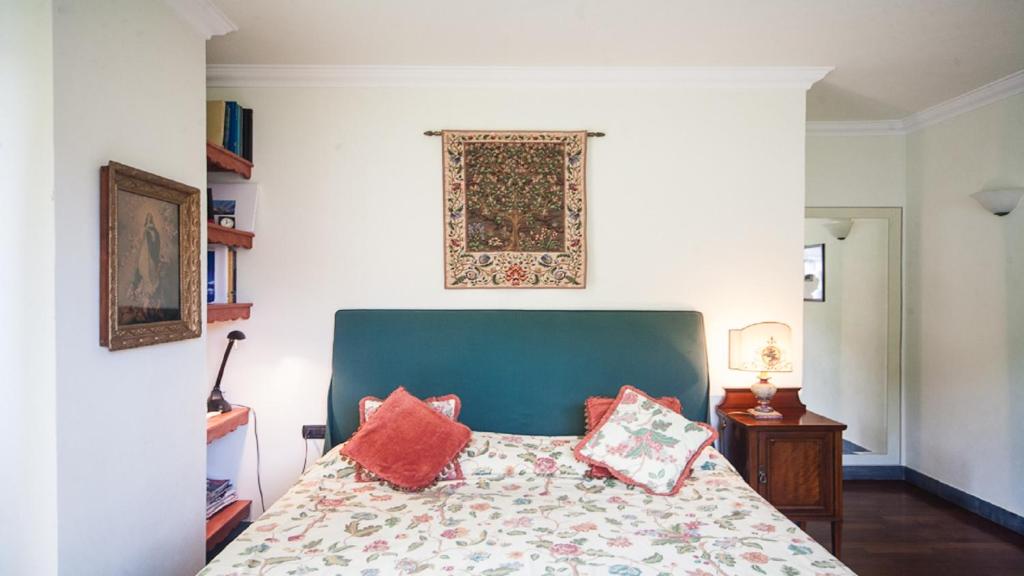 une chambre avec un lit avec deux oreillers dessus dans l'établissement Villa Paola - Cinque Terre unica! pool e AC!, à Pignone 38 autres photos