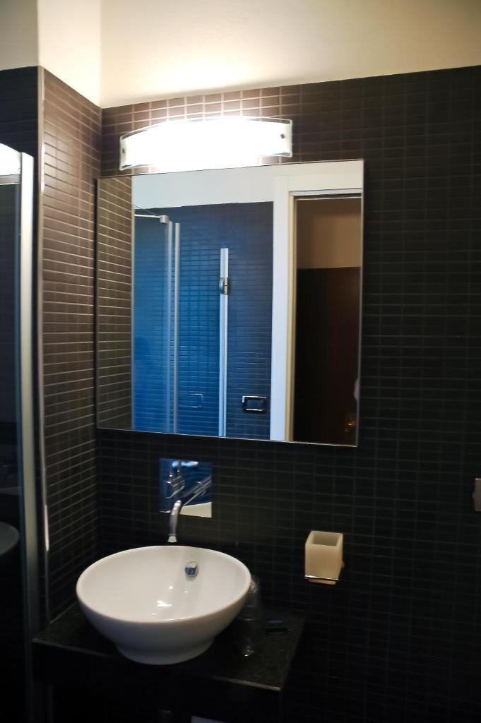 une salle de bain avec un lavabo et un miroir dans l'établissement Hotel Santiago, à Lido di Jesolo 31 autres photos