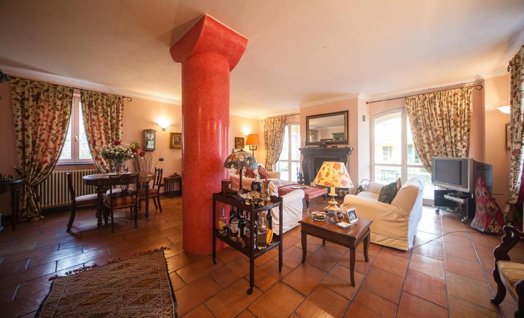 un salon avec une colonne rouge au milieu dans l'établissement Villa Paola - Cinque Terre unica! pool e AC!, à Pignone