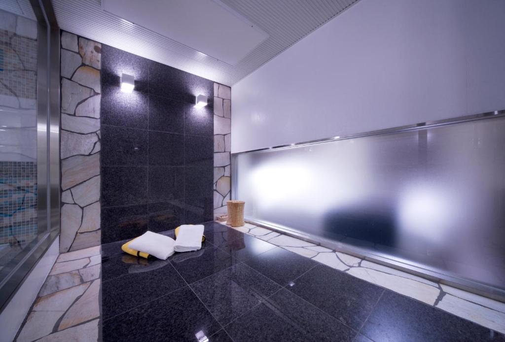 - une salle de bains avec 2 lits blancs dans une chambre dans l'établissement Hotel Glow Yokkaichi (Adult Only), à Yokkaichi