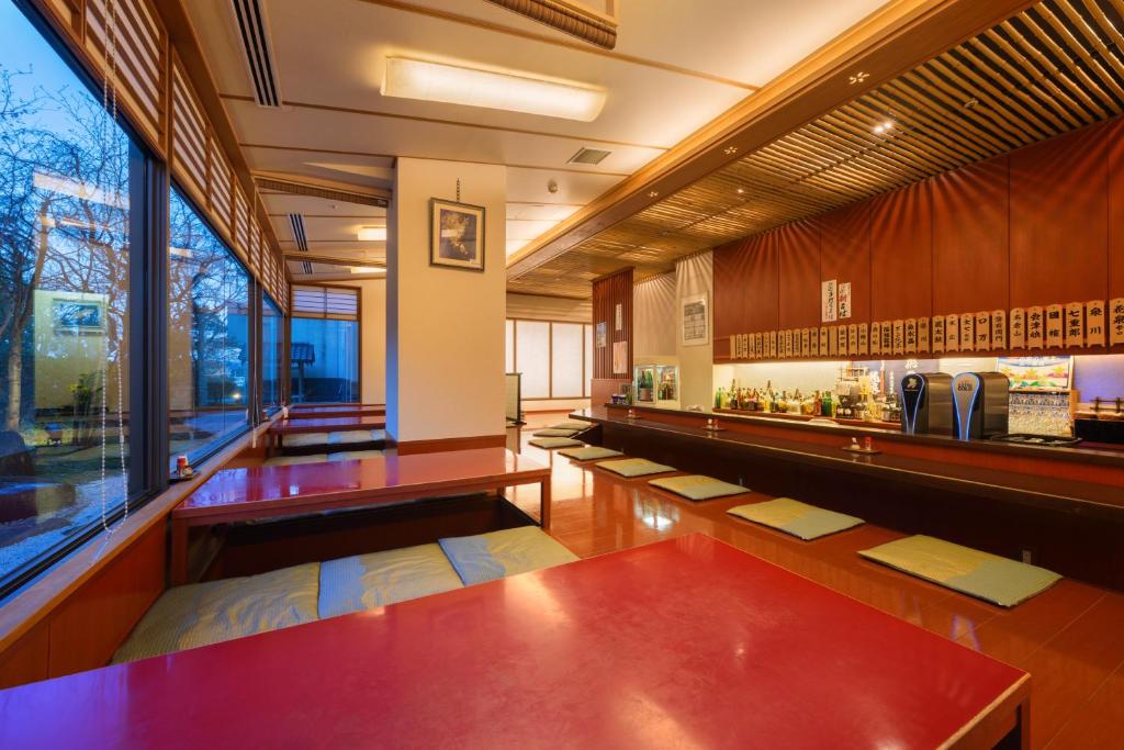 - une salle d'attente avec bancs dans un restaurant dans l'établissement Iizaka Onsen Surikamitei Ohtori, à Fukushima