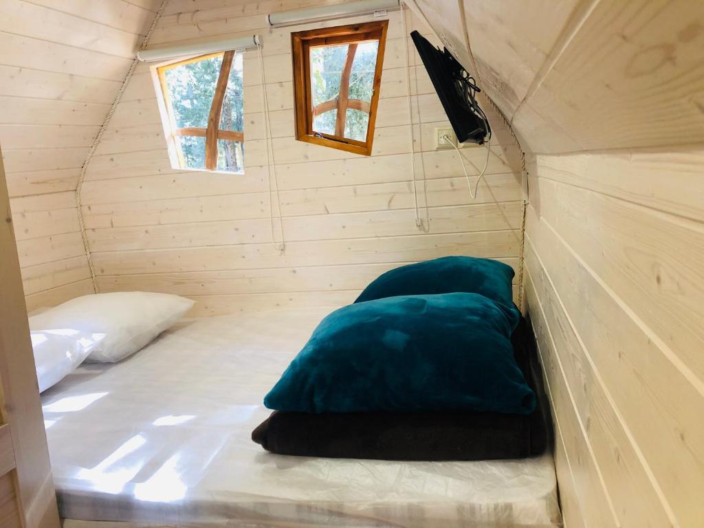 - une chambre avec deux oreillers dans une petite maison dans l'établissement La Vallée De Taradeau, à Taradeau
