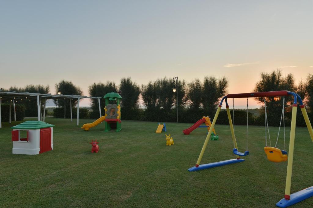 - une aire de jeux avec un bouquet d'équipements de jeu dans un champ dans l'établissement Paestum Inn Beach Resort, à Paestum