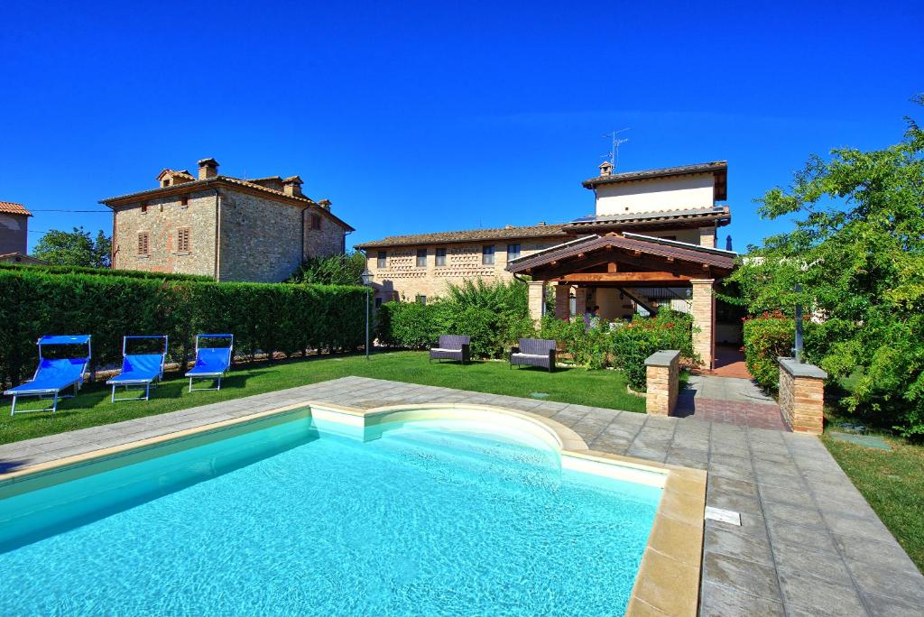 une piscine dans la cour d'une maison dans l'établissement Casale Tiziano by PosarelliVillas, à Citerna