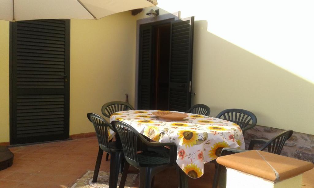 une table et des chaises avec une table et un parasol dans l'établissement CA' MENEGHETTI, à Massaciuccoli