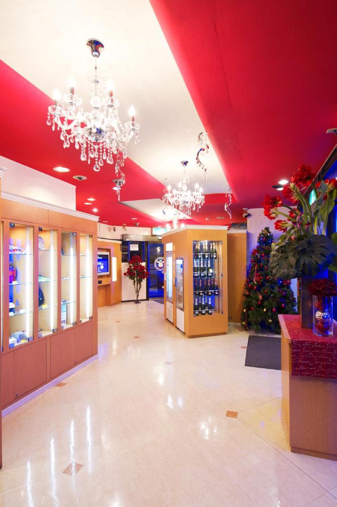 un grand hall avec un arbre de Noël et des lustres dans l'établissement Hotel Park Inn (Adult Only), à Matsuyama