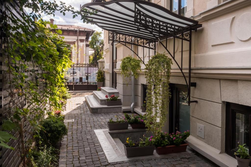 Little Bucharest mansion next to Parliament Palace 2