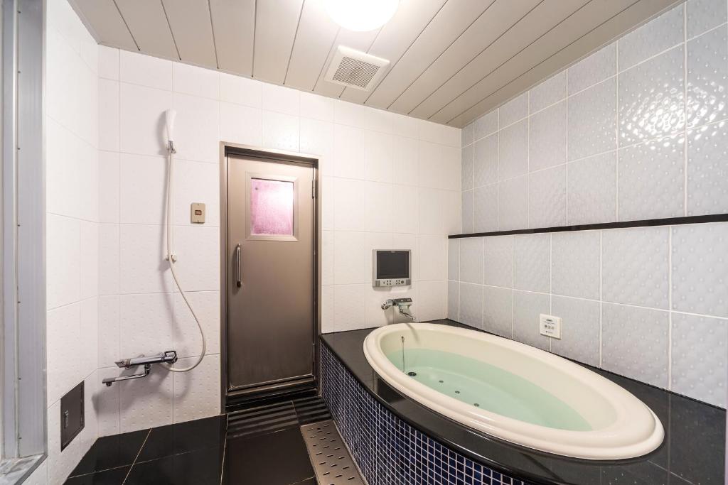 une salle de bain avec baignoire et douche dans l'établissement HOTEL MYTH-S -ホテル マイス エス- adult only, à Sakaide