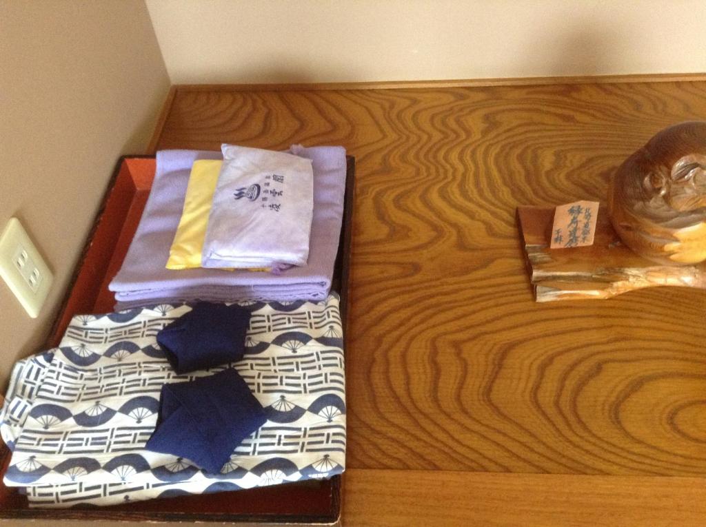 une pile de serviettes posée sur un lit dans l'établissement Ryounkaku, à Kami-furano