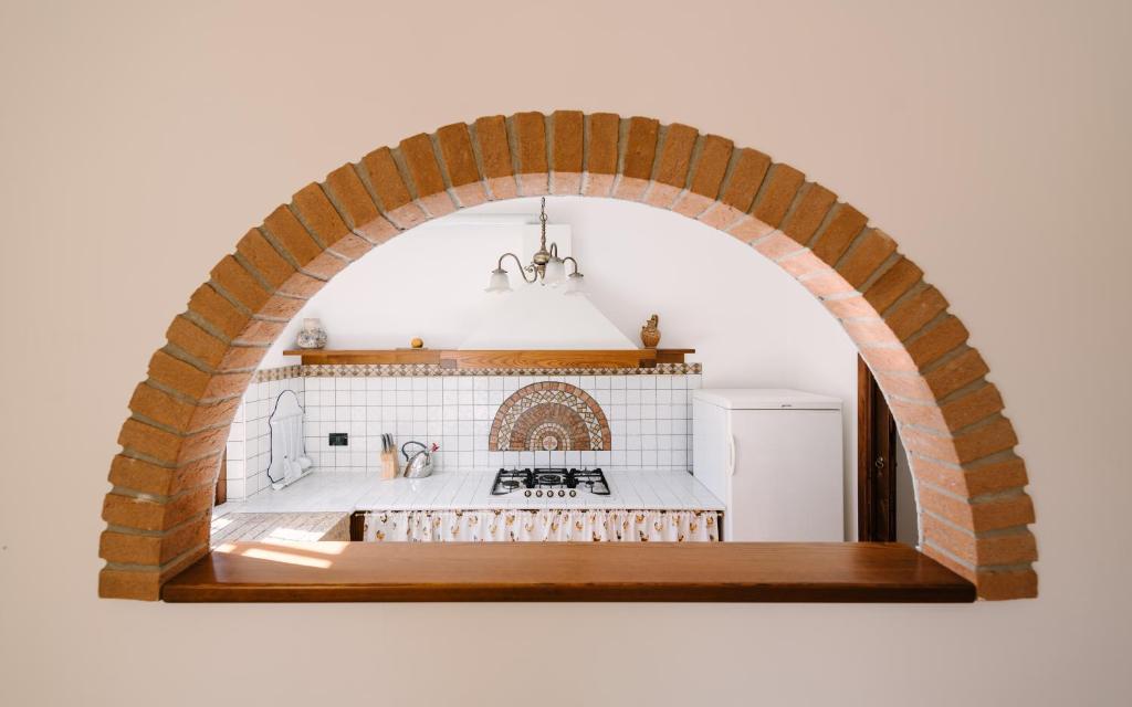 - une voûte dans la cuisine équipée d'une cuisinière et d'un réfrigérateur dans l'établissement Villa Rosalia, à Olgiate Comasco