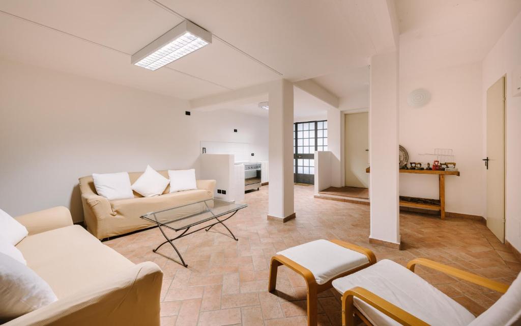 un salon avec deux canapés et une table dans l'établissement Villa Rosalia, à Olgiate Comasco 35 autres photos