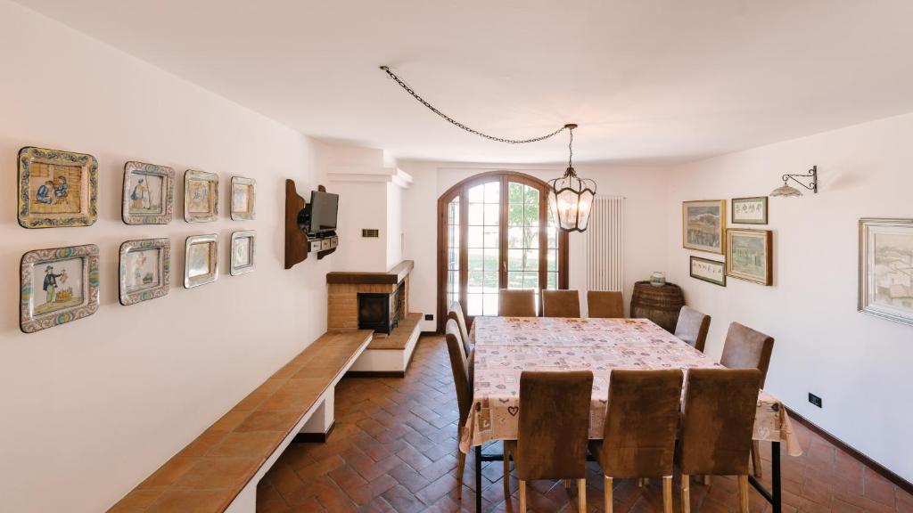 une salle à manger avec une table et des chaises dans l'établissement Villa Rosalia, à Olgiate Comasco
