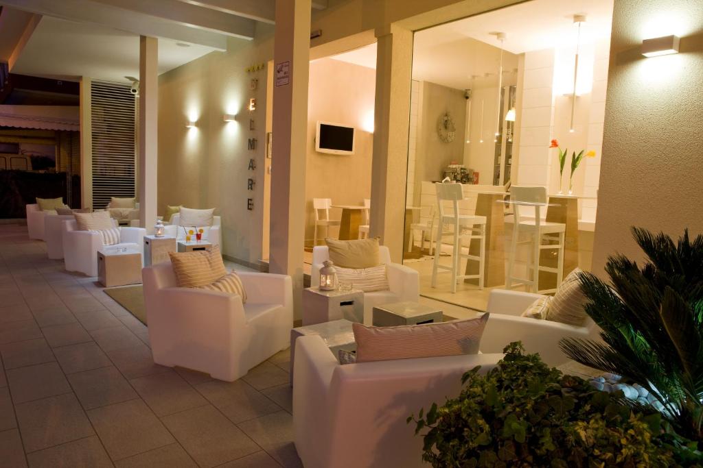 - un hall avec des canapés blancs et des tables dans l'établissement Residence Belmare, à Rimini