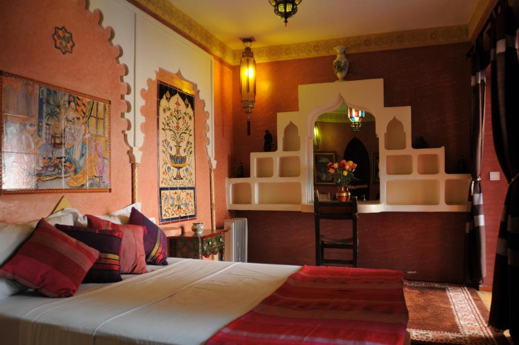 une chambre avec un grand lit et un miroir dans l'établissement Riad Basma Marrakech, à Marrakech
