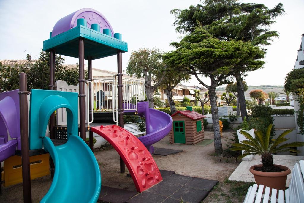 une aire de jeux avec un toboggan violet et bleu dans l'établissement Hotel Rio, à Vasto