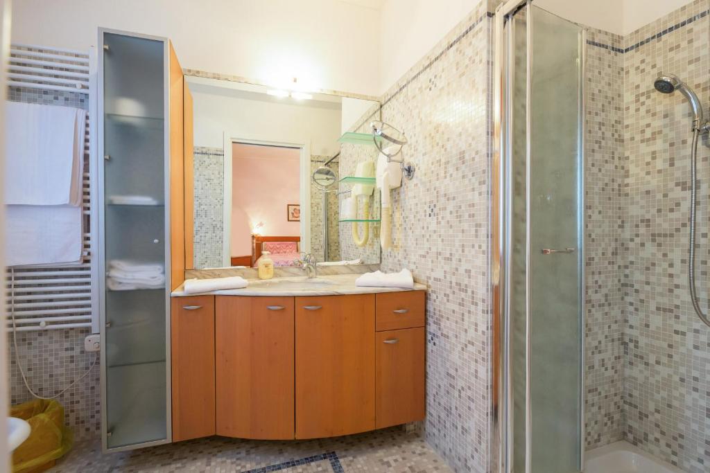 une salle de bain avec un lavabo et une douche dans l'établissement Albergo Ristorante Fabrizio, à Caorle