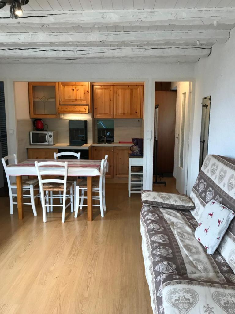 un salon avec une table et un canapé dans l'établissement Face aux pistes, à Montgenèvre