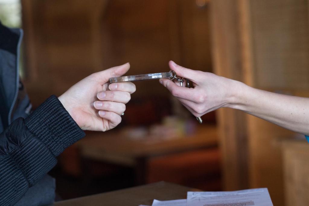 un homme et une femme tenant un thermomètre dans leurs mains dans l'établissement CGH Résidences & Spas Le Hameau Du Beaufortain, aux Saisies