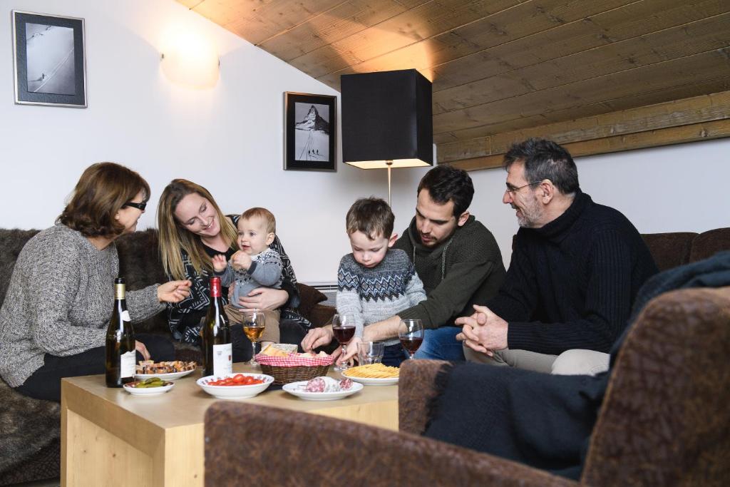 un groupe de personnes assises autour d'une table en train de manger dans l'établissement CGH Résidences & Spas l'Orée des Neiges, à Landry 17 autres photos