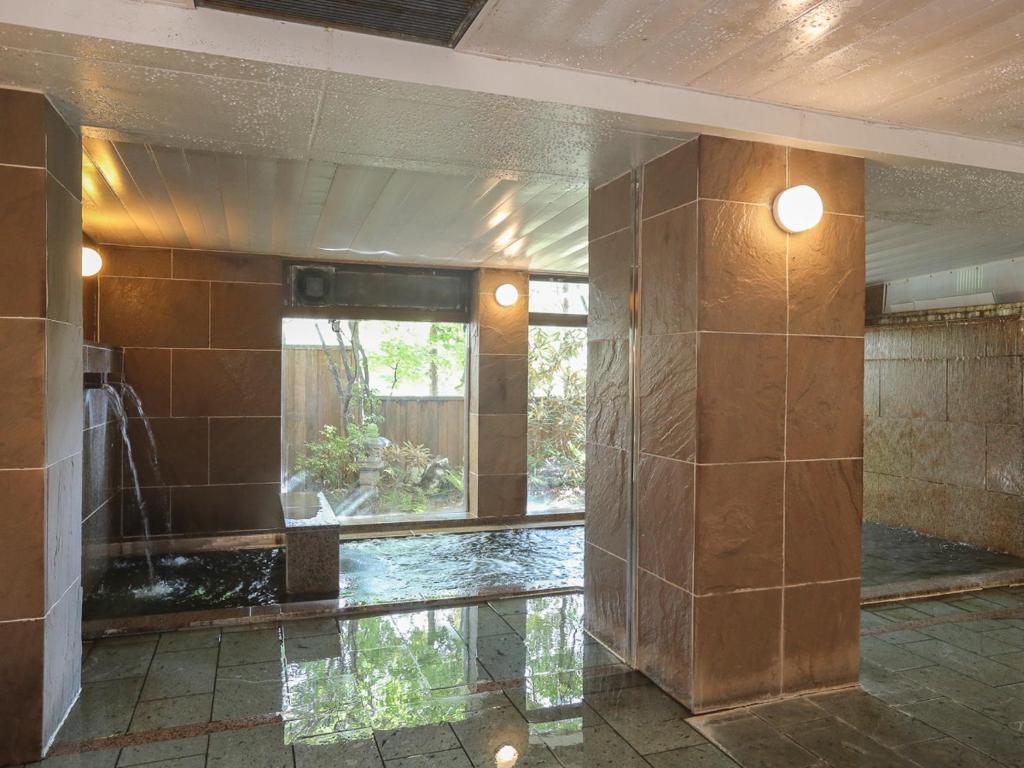 une grande chambre avec douche dans un bâtiment dans l'établissement Shirakabako View Hotel, à Tateshina