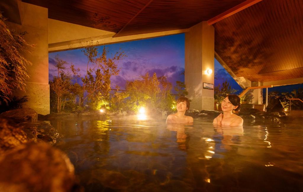 3 personnes se baignant dans une piscine la nuit dans l'établissement Hotel Mori no Kaze Nasu, à Nasu 37 autres photos