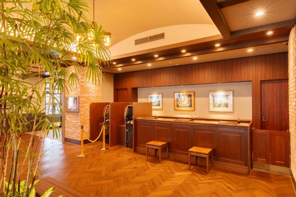 un salon de coiffure avec une salle d'attente dotée de bancs et de plantes dans l'établissement Hotel Mori no Kaze Nasu, à Nasu