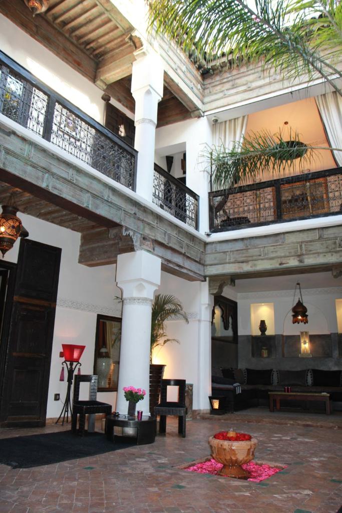 un grand hall d'entrée avec un grand bâtiment avec un plafond dans l'établissement Riad Terra Bahia, à Marrakech