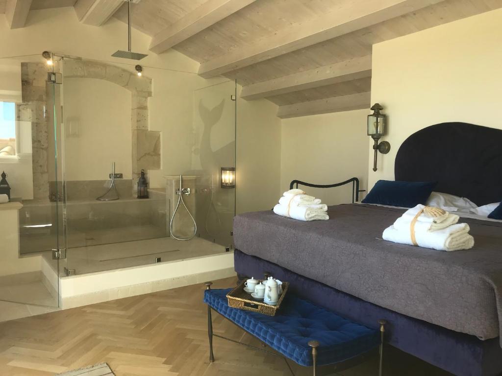 - une chambre avec une douche, un lit et une baignoire dans l'établissement Musciara Siracusa Resort, à Syracuse 147 autres photos