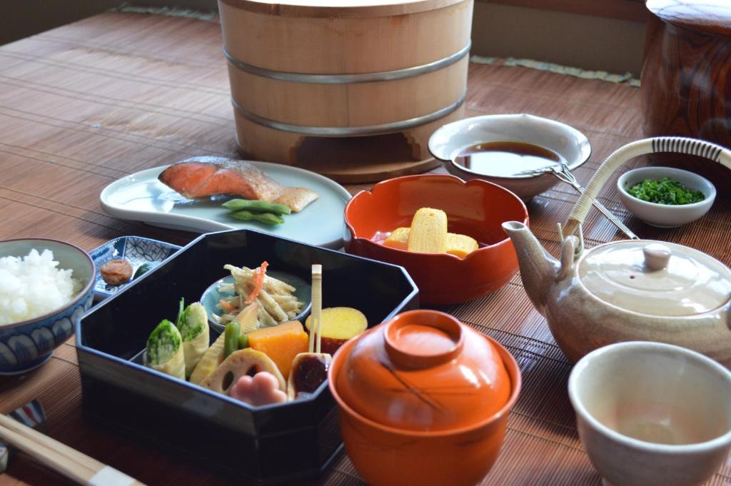 - une table avec un bol de nourriture et une théière dans l'établissement Yadoya Manjiro, à Kyoto