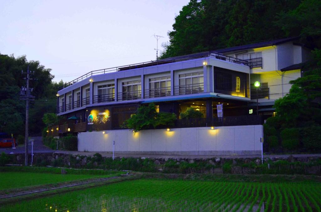 une maison avec des lumières devant dans l'établissement Ryoufuso, à Tsu