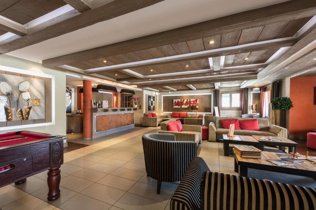 - un billard dans le hall de l'hôtel dans l'établissement CGH Résidences & Spas Le Chalet des Dolines, à Montgenèvre