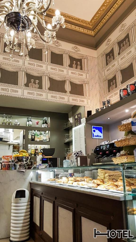 une boulangerie avec un comptoir avec des pâtisseries dessus dans l'établissement Hotel Youri Il Magnifico, à Gênes