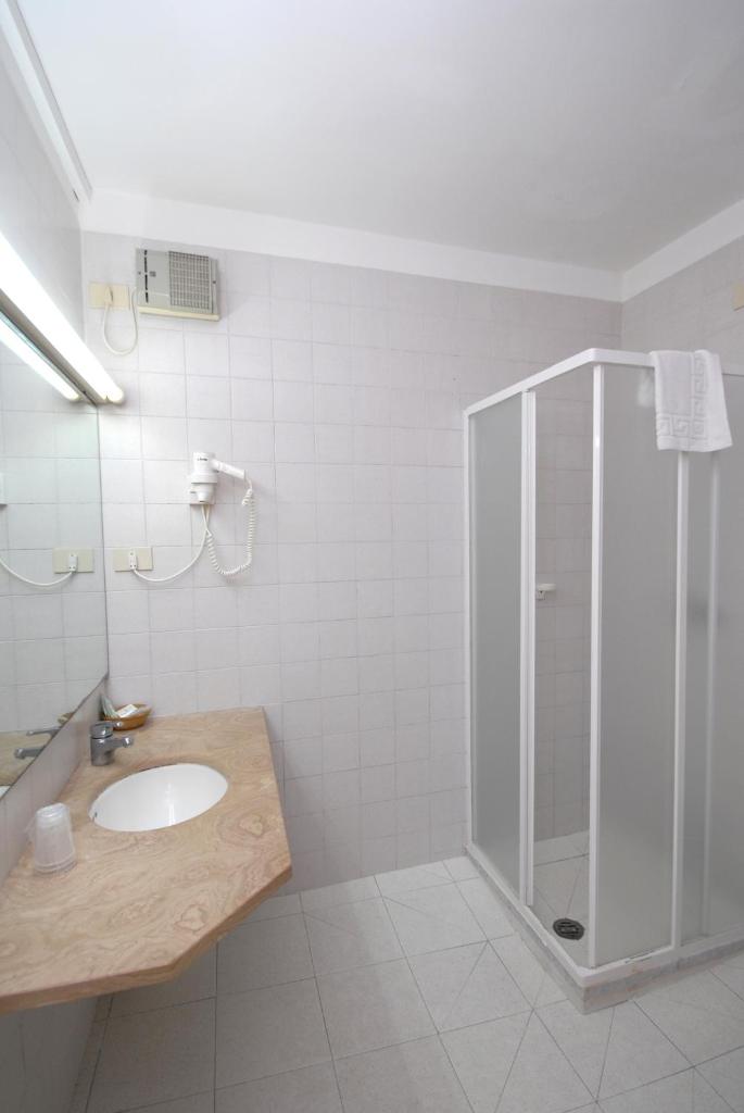 une salle de bain avec un lavabo et une douche dans l'établissement Hotel Baia Del Sorriso, à Castiglioncello