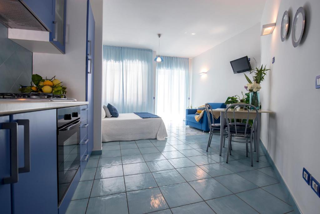 une cuisine et un salon avec une table dans l'établissement Angelina Residence, à Maiori