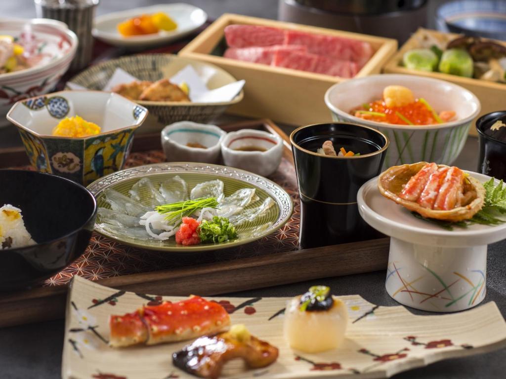 une table recouverte de assiettes et de bols de nourriture dans l'établissement Suiun, à Hakone