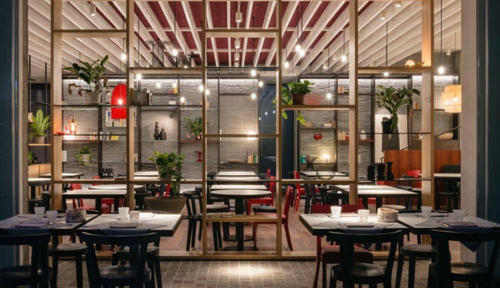 un restaurant avec des tables et des chaises dans une salle dans l'établissement Hotel Arizona, à Lido di Jesolo